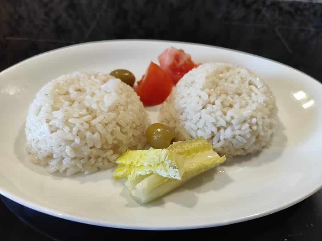 Arroz blanco con cebolla